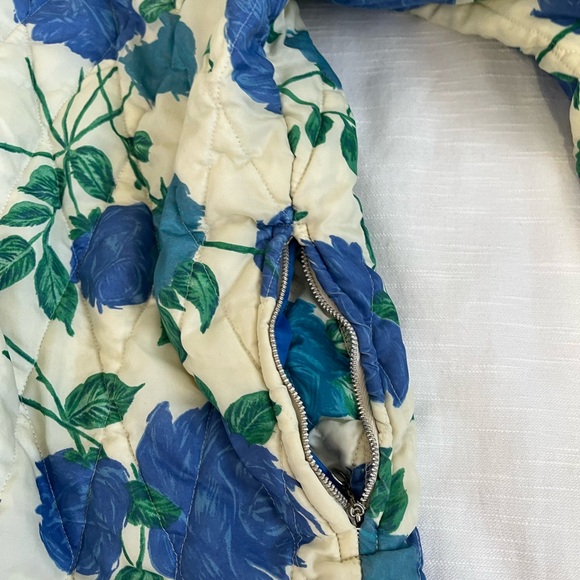 Large floral zip up jacket. This jacket is so cute! #floral - Picture 3 of 6